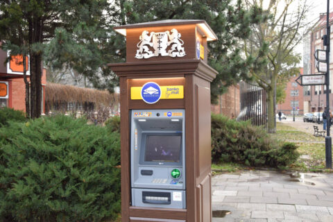 bezpieczne korzystanie z bankomatu